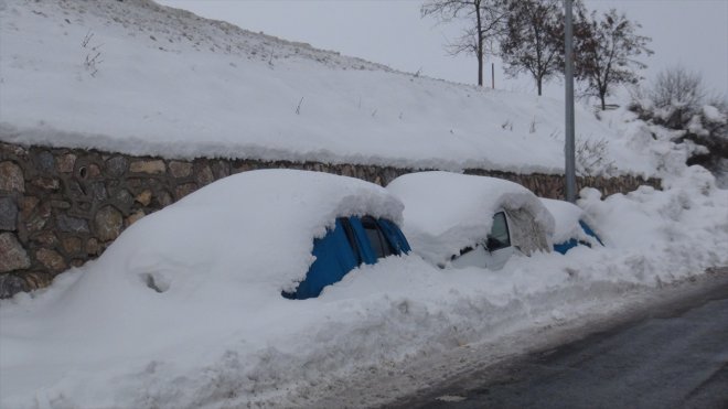 Bitlis'te kar ve soğuk hava esnafı olumsuz etkiliyor