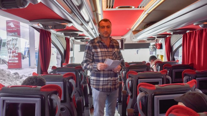 Bitlisivil polis, yolcu olarak bindiği otobüste trafik denetimi yaptı