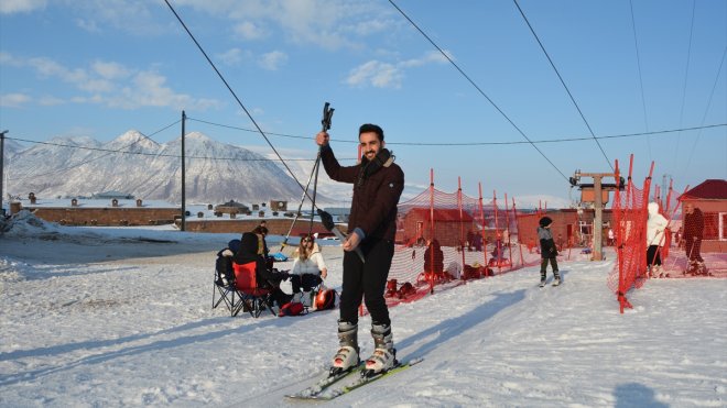 Bitlis'teki El-Aman Hanı Kayak Merkezi'nde hafta sonu yoğunluğu yaşanıyor