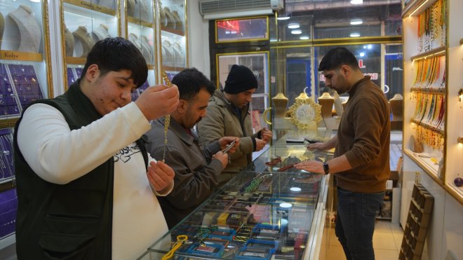 Bitlisli usta doğal taşları tespihe dönüştürüyor