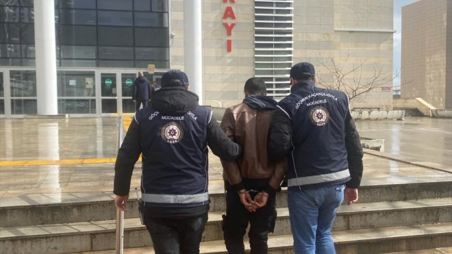 Elazığ'da 1 göçmen kaçakçısı ile 2 düzensiz göçmen yakalandı