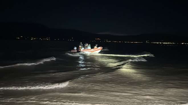 Elazığ'da rüzgarın etkisiyle baraj gölünde sürüklenen teknedeki 2 balıkçı kurtarıldı
