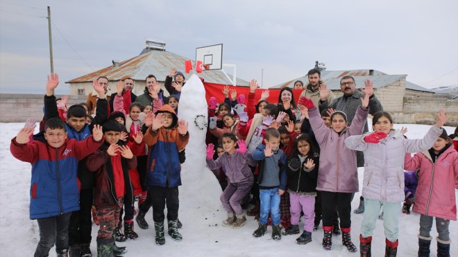 Ercişli öğrenciler Türkiye'nin ilk astronotu Gezeravcı'yı okullarında görmek istiyor