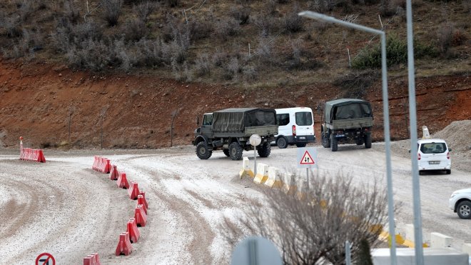 Erzincan'da maden ocağında toprak altında kalan işçileri arama çalışmaları sürüyor