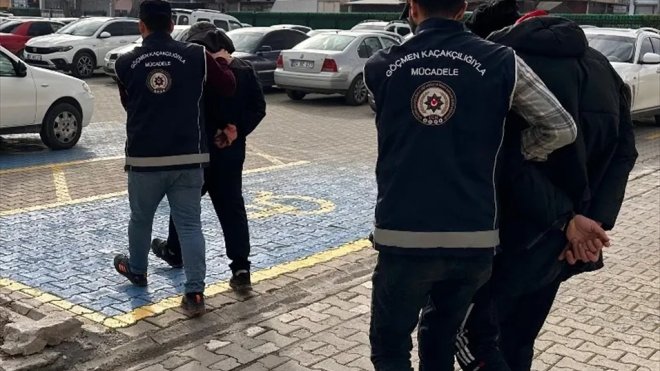 Erzincan'da yakalanan 2 göçmen kaçakçısı tutuklandı