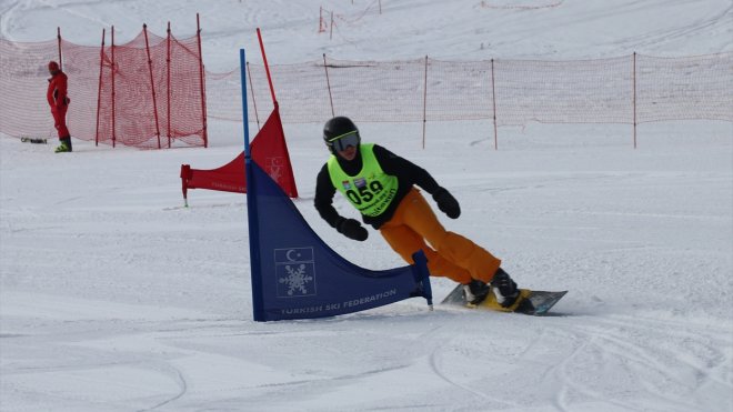 ERZİNCAN - Snowboard 2. Etap Türkiye Şampiyonası Kurtuluş Kupası yarışları başladı1