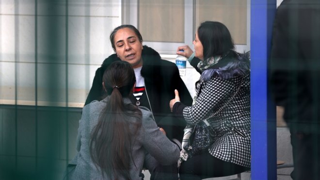 ERZİNCAN - Toprak altında kalan işçilerin yakınlarının üzüntülü bekleyişi sürüyor (2)1