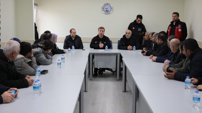 Erzincan Valisi Aydoğdu kayıp işçilerin yakınlarını kurtarma çalışmaları hakkında bilgilendirdi