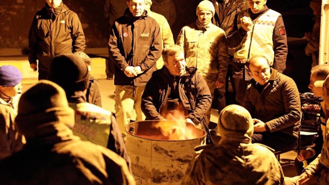 Erzincan Valisi Aydoğdu, toprak altında kalan işçilerin ailelerini ziyaret etti1