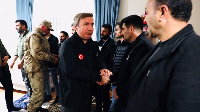 Erzincan Valisi Aydoğdu toprak altında kalan işçilerin ailelerini ziyaret etti