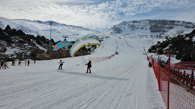 ERZİNCAN - Yerli ve yabancı ekstrem sporcuları yamaç paraşütüyle kayak yaptı1