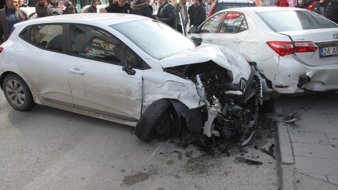 Erzincan'da zincirleme trafik kazasında 1 kişi yaralandı