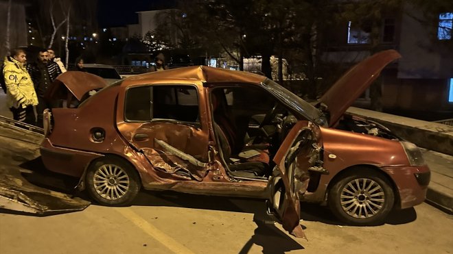 Erzurum'da 4 aracın karıştığı kazada 1'i ağır 3 kişi yaralandı