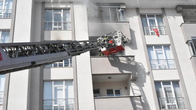 ERZURUM - Apartman yangınında dumandan etkilenen kadın ve çocuk tedaviye alındı1