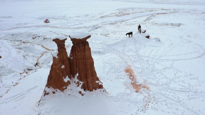 Erzurum'daki Narman Peribacaları'nda kar üstünde dörtnala gezi