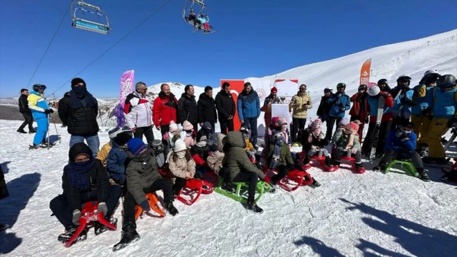 Erzurum'da devlet korumasındaki çocuklar Konaklı Kayak Merkezi'nde kızakla kaydı
