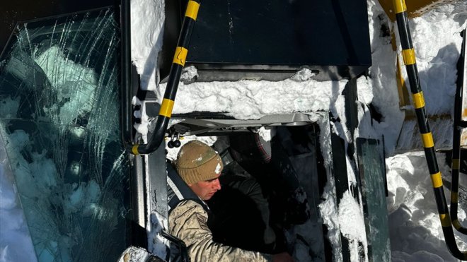 ERZURUM - Karla mücadele çalışmasında çığ altında kalan kepçe operatörü kurtarıldı1