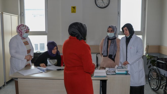 Sağlıkçılar "kanserde erken tanı" için mobil tırla mahalle mahalle dolaşıyor