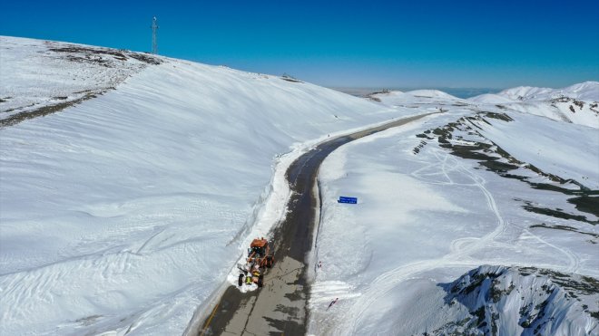 Erzurum-Tekman kara yolunda karla mücadele1