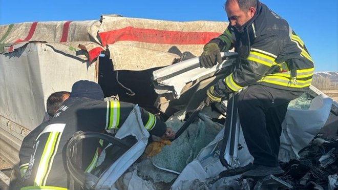 Erzurum'da trafik kazasında 1 kişi öldü, 1 kişi ağır yaralandı