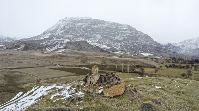 Yüksek dağlarla çevrili vadideki Bana Kilisesi turizme kazandırılmayı bekliyor