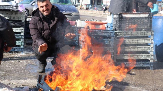 Erzurumlu pazarcıların dondurucu soğukta ekmek mücadelesi