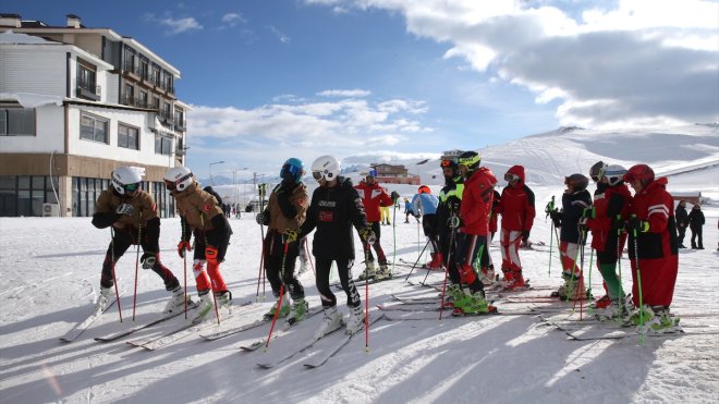 HAKKARİ - Alp Disiplini 1. etap yarışları başladı1