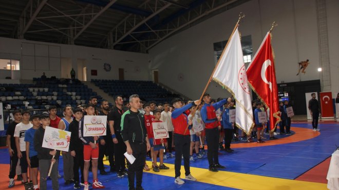 Hakkari'de düzenlenen Okul Sporları Güreş Grup Müsabakaları başladı