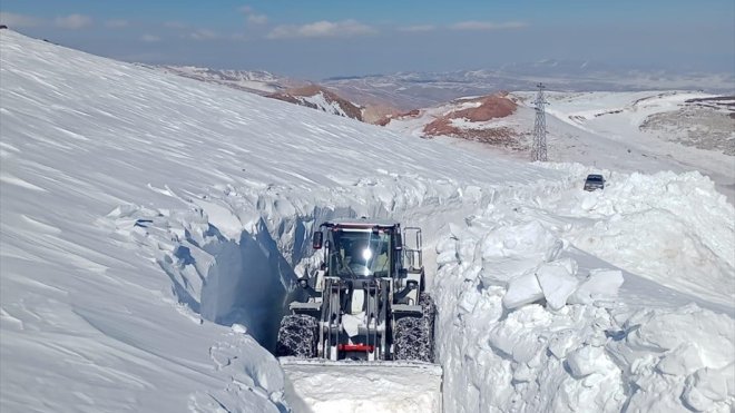 Hakkari'de karla mücadele çalışmaları devam ediyor