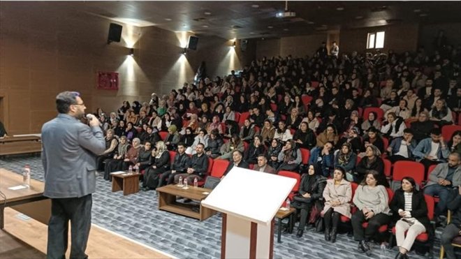 Hakkari'de üniversite öğrencilerine 'Yaratılış Gayemiz' konulu konferans düzenlendi