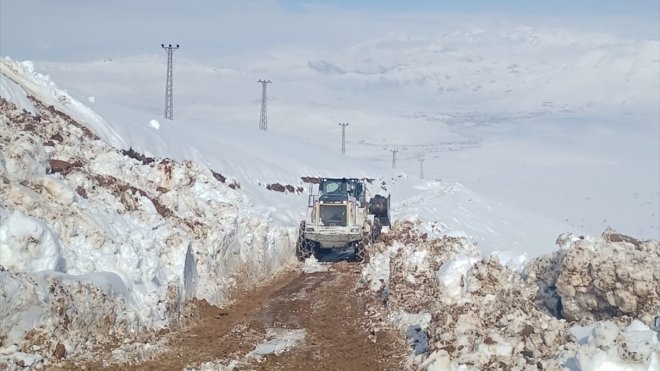 Hakkari'de üs bölgesi yolunda karla mücadele çalışması yürütülüyor