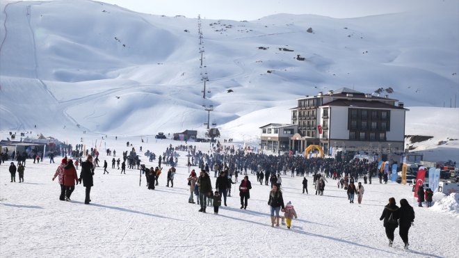 Hakkari'deki 5. Kar Festivali'nde meşaleli kayak gösterisi yapıldı