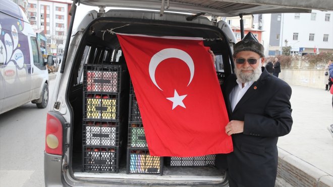 Denizli'deki bahçesinde yetiştirdiği elmaları Hakkari'deki askerlere getirdi