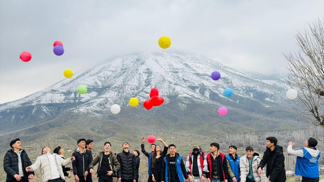 Derecik'te gençler depremlerde hayatını kaybeden öğretmenler için gökyüzüne balon bıraktı