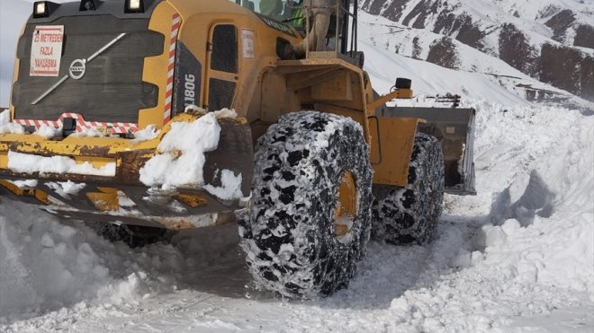 Hakkari'de ekipler üs bölgesinin yolunu açmak için çalışma yürütüyor