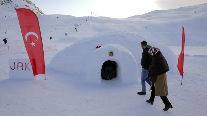 Hakkari'de jandarma personelinin yaptığı iglolar ilgi odağı oldu