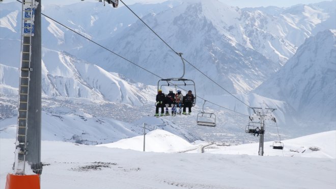 Hakkari'deki kayak merkezi farklı illerden sporcularla şenlendi