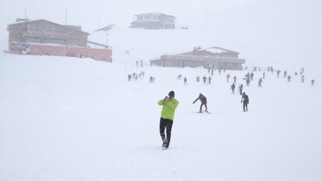 HAKKARİ - Kayak merkezinde yarıyıl tatilinin son günü yoğunluk oluştu1