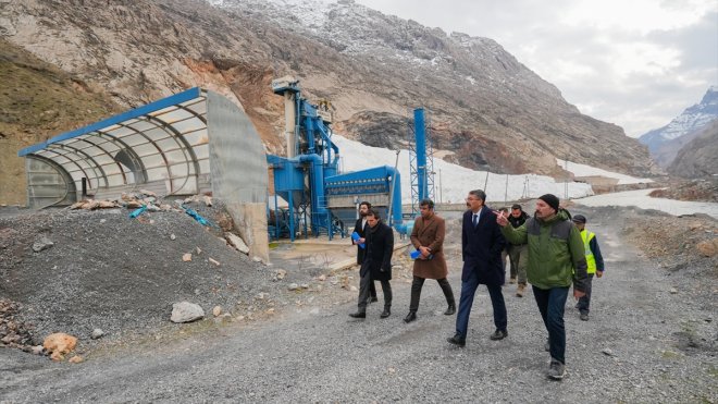 Hakkari Valisi Çelik, sıcak asfalt üretim tesisinde inceleme yaptı