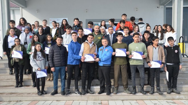 Yüksekova'da model uçak kursuna katılan öğrencilere sertifika verildi