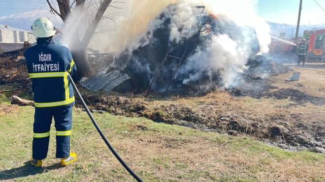 Iğdır'da çıkan yangında yaklaşık 4 bin balya ot yandı