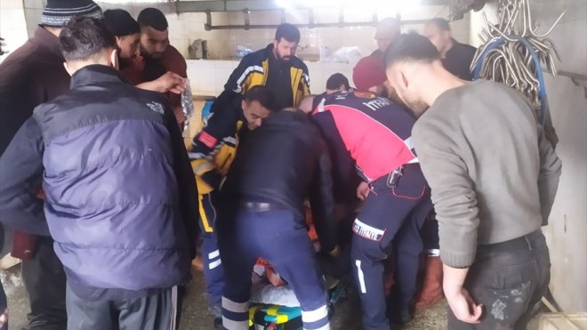 Iğdır'da kolu mezbaha makinesine sıkışan işçiyi itfaiye ekipleri kurtardı