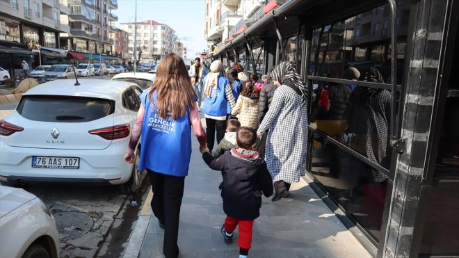 Iğdır'da gönüllü gençler yetim çocukların yüreklerine dokunuyor