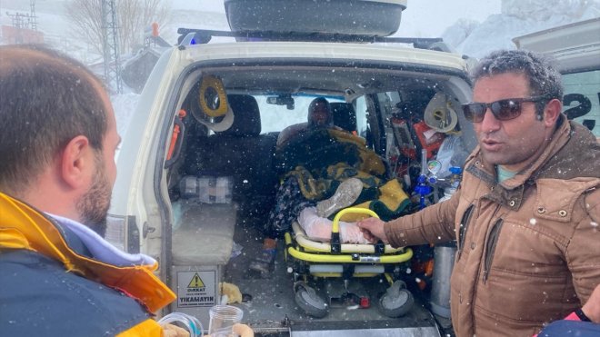 IĞDIR - Kar nedeniyle mahsur kalan hamile kadın hastaneye ulaştırıldı1