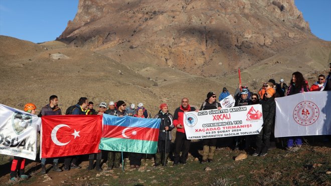 Türkiye ve Azerbaycan'dan dağcılar, Hocalı Katliamı kurbanlarını Haça Dağı zirvesinde andı