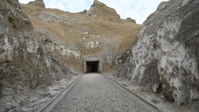 IĞDIR - Yer altındaki tuz mağaraları, kışın da turistlerin ziyaret rotasında oluyor1