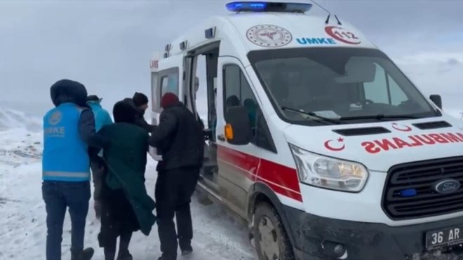 IĞDIR - Yolu kardan kapanan köyde rahatsızlanan hamile kadın hastaneye ulaştırıldı1