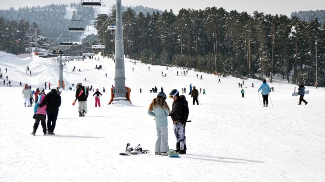 Kar kalınlığının 154 santimetre ölçüldüğü Sarıkamış Kayak Merkezi'ndeki turizmciler mutlu