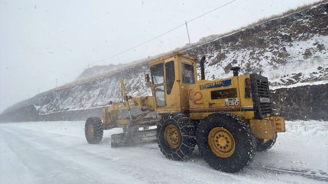 Kar nedeniyle kapatılan Kars-Ardahan kara yolu ulaşıma açıldı