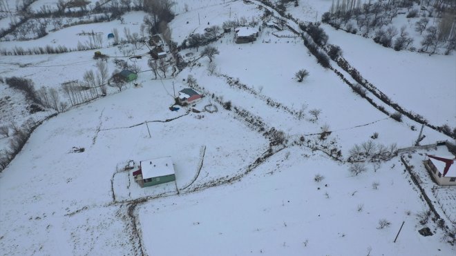 Kar yağışıyla beyaza bürünen Iğdır'ın dağ köylerinde kış çetin geçiyor